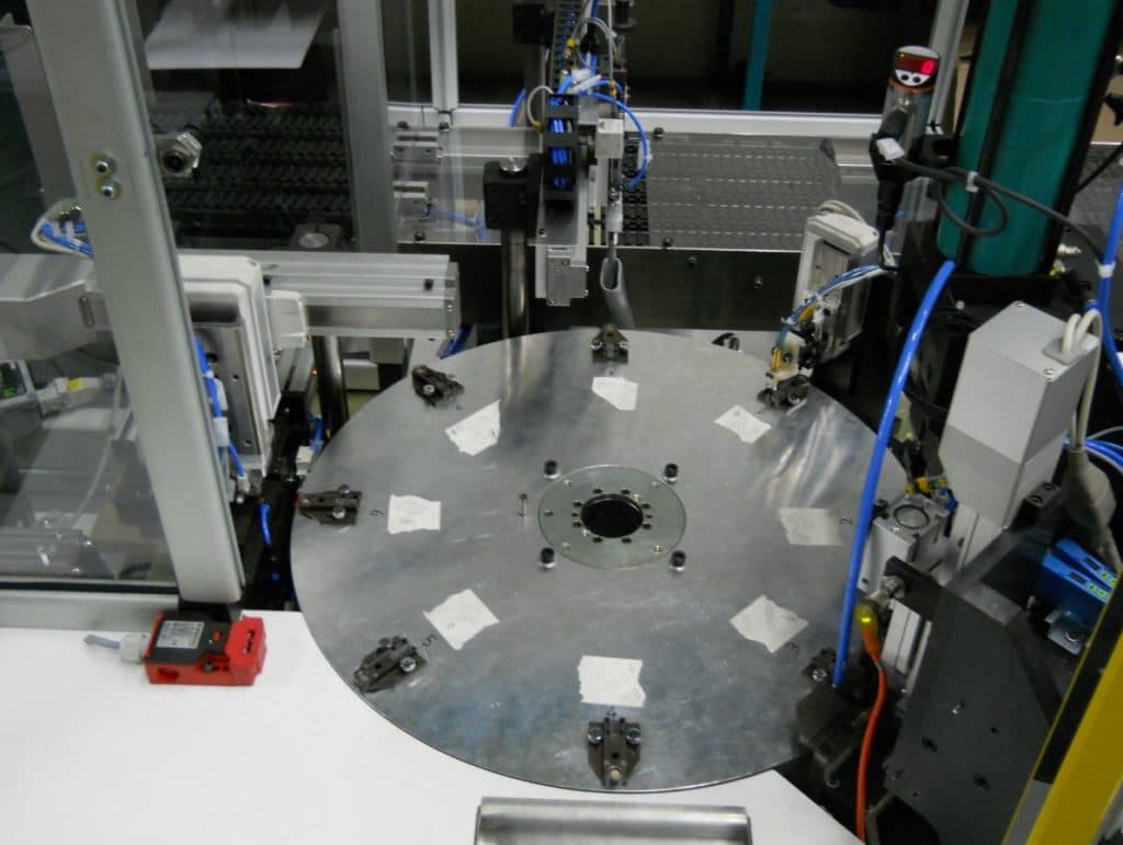 Machine d'assemblage de contacts